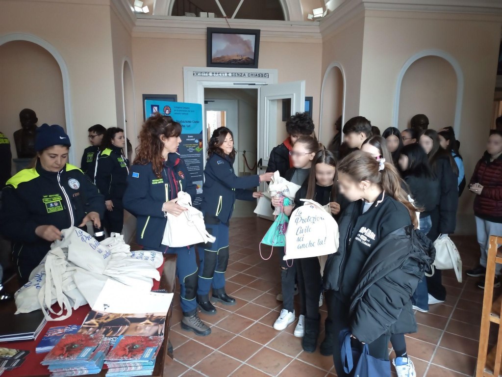 Figura 4 - I responsabili della Protezione Civile della Regione Campania distribuiscono ai giovani visitatori materiale divulgativo sul Piano di Emergenza dell’area Vesuviana.