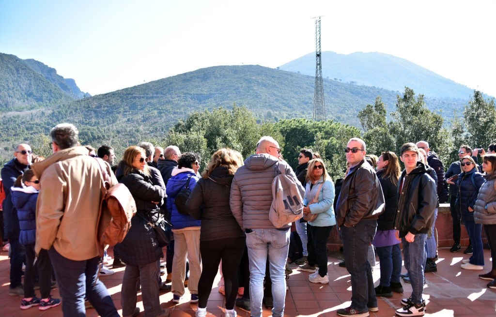 Figura 6 - I visitatori della sede storica dell’Osservatorio Vesuviano sulla terrazza orientale dell’edificio da cui si possono osservare il Monte Somma, il Gran Cono vesuviano e, in primo piano, il Colle Umberto.