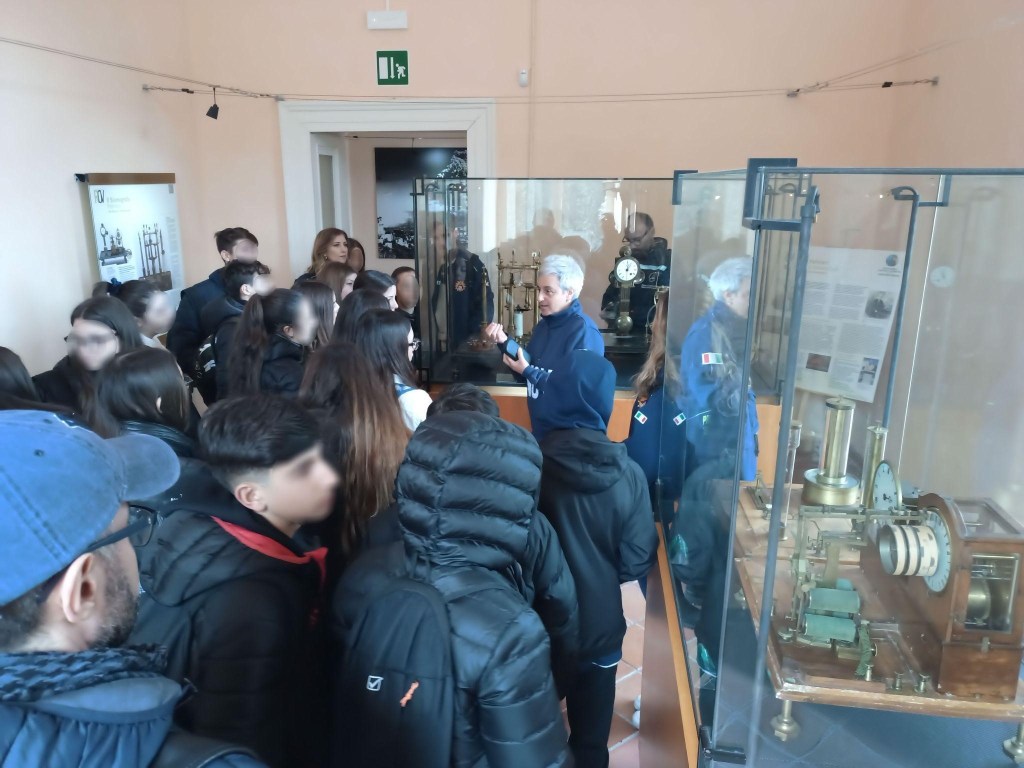 Figura 8 - Antichi strumenti scientifici esposti nel Museo del Real Osservatorio Vesuviano.