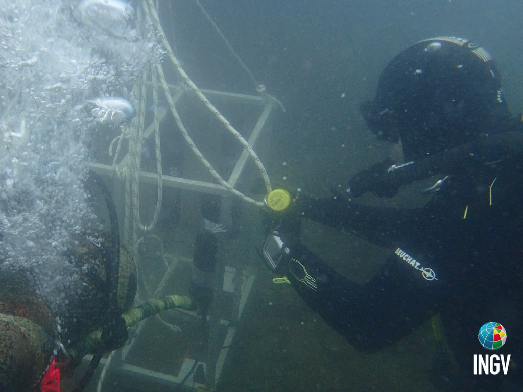 installazione osservatorio geochimico sottomarino nel golfo di pozzuoli