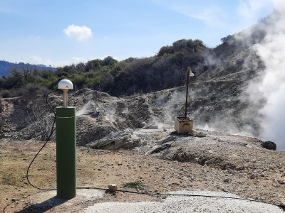 Stazione GNSS zona Pisciarelli - Solfatara, Campi Flegrei (Napoli). Foto di P. Di Martino)