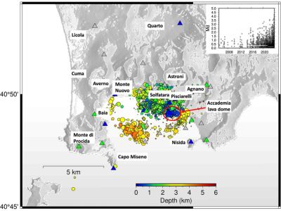 Figura 1 - Distribuzione della sismicità registrata ai Campi Flegrei da gennaio 2005 a ottobre 2023. In questa figura la scala di colore indica la profondità a cui sono avvenuti i terremoti.