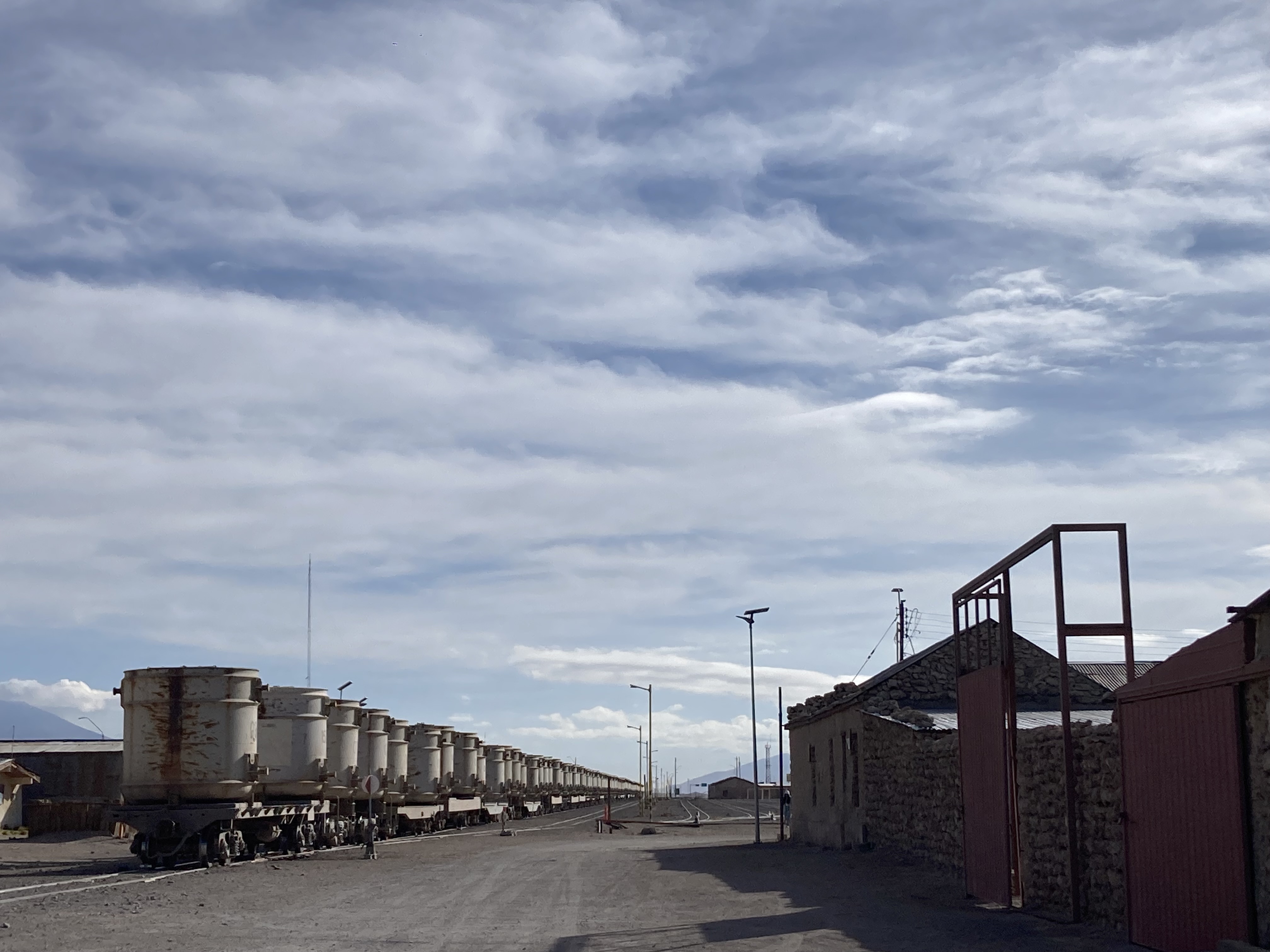 Figura 13 - Vagoni che trasportano acido solforico nella stazione ferroviaria di Ollagüe.