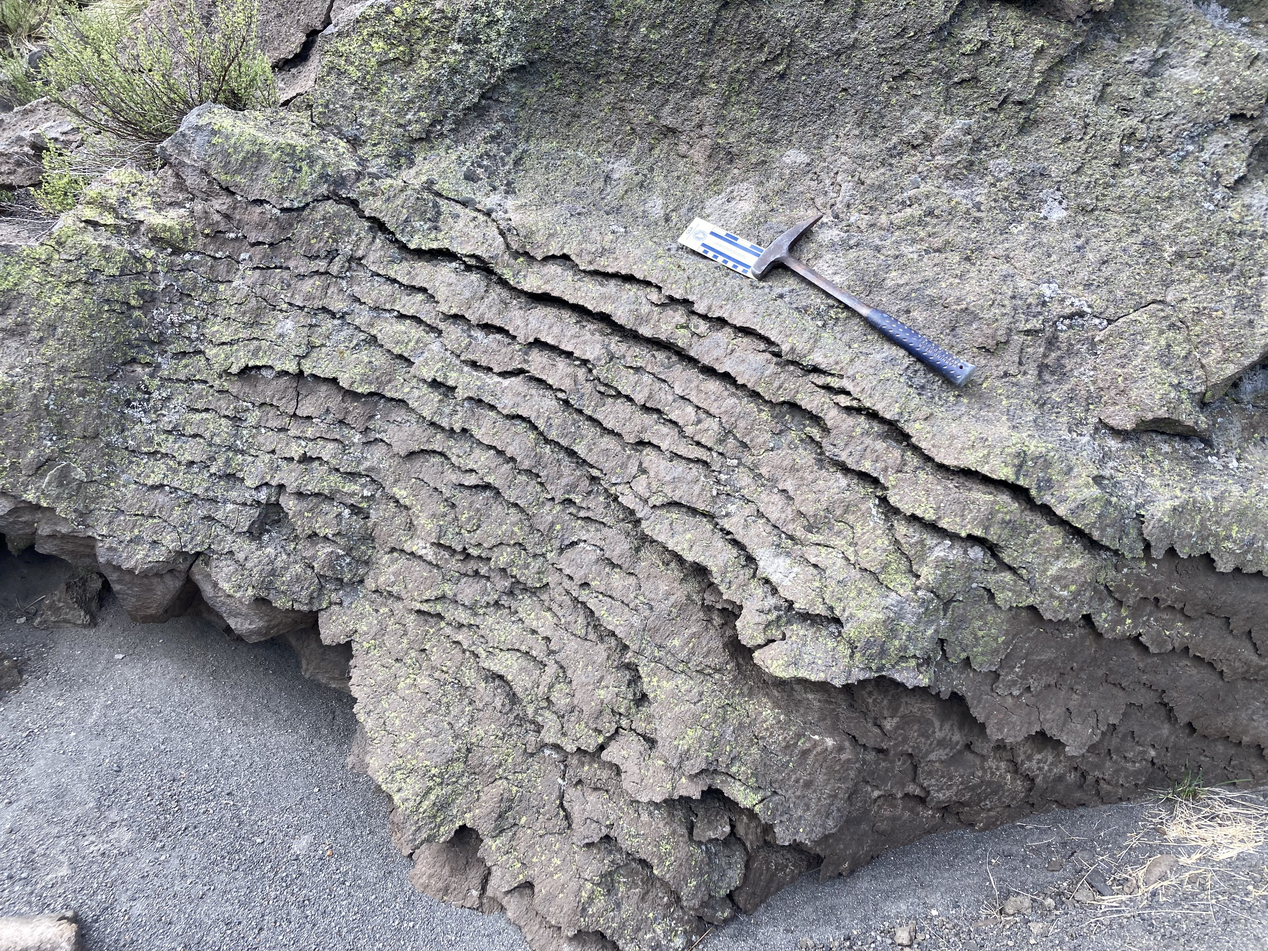 Figura 4 - Una colata di lava fratturata, il risultato del raffreddamento durante lo scorrimento.