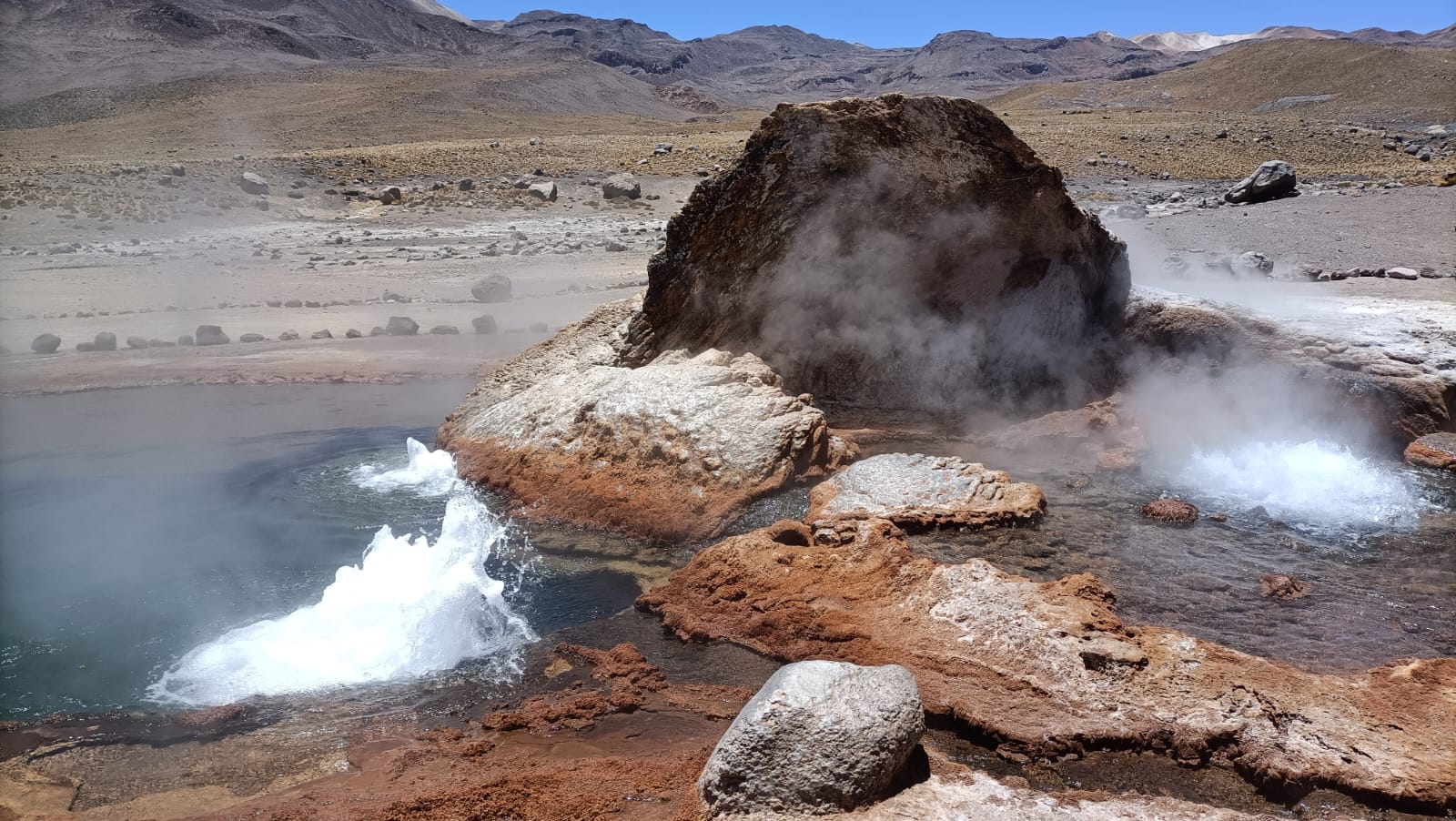 Figura 9 - Uno dei tanti geysers nel campo idrotermale di El Tatio.