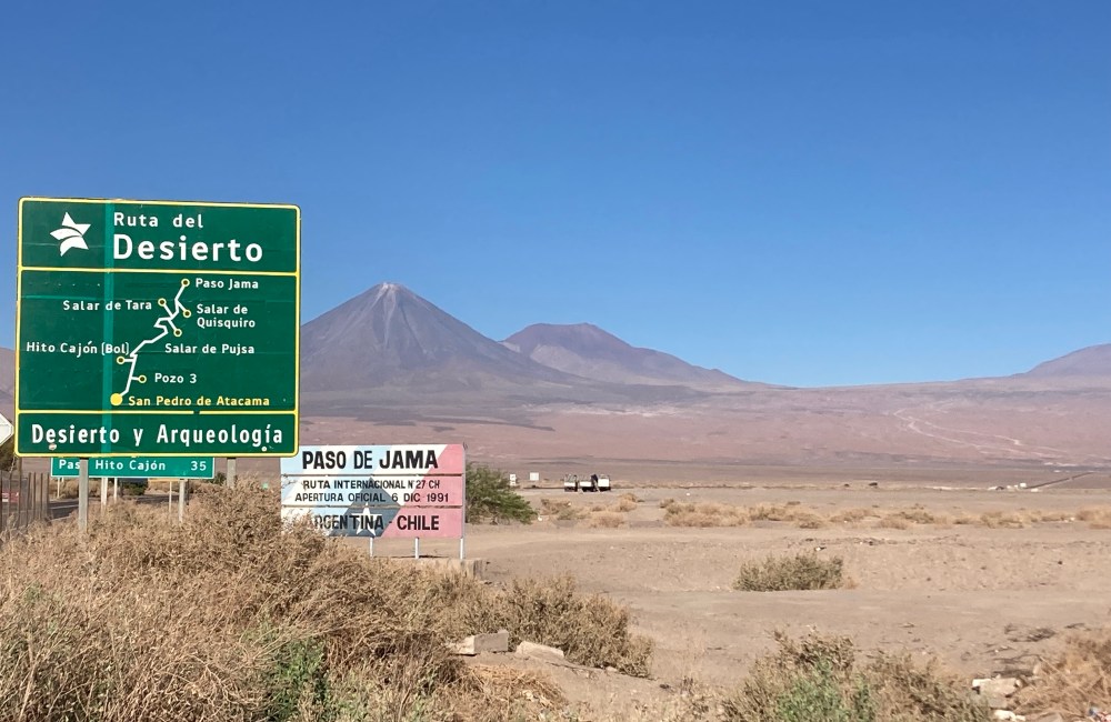 Vista del vulcano Licancabur da San Pedro de Atacama, lungo la "Ruta del Desierto".