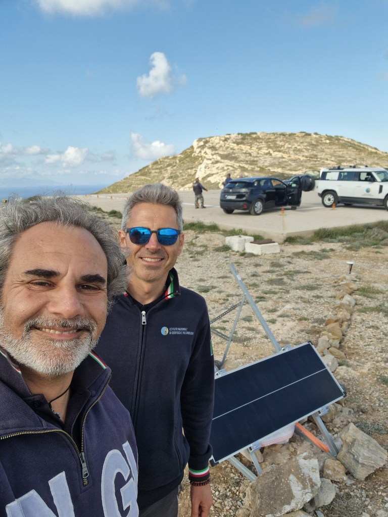 Fig. 6: Il team INGV alla fine dell'installazione della strumentazione a Sikinos - The INGV team at the end of instruments installation at Sikinos