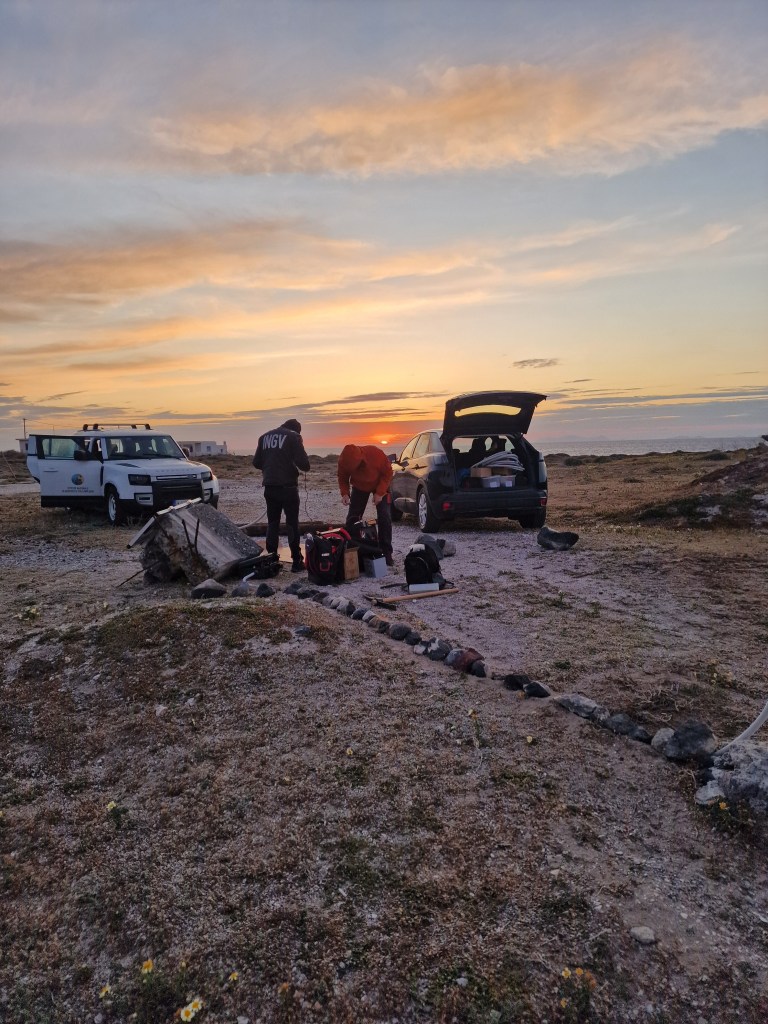 Fig. 8: Sì lavora fin ben oltre il tramonto per completare l'installazione a Thirasia - Working after dark to complete the installation in Thirasia