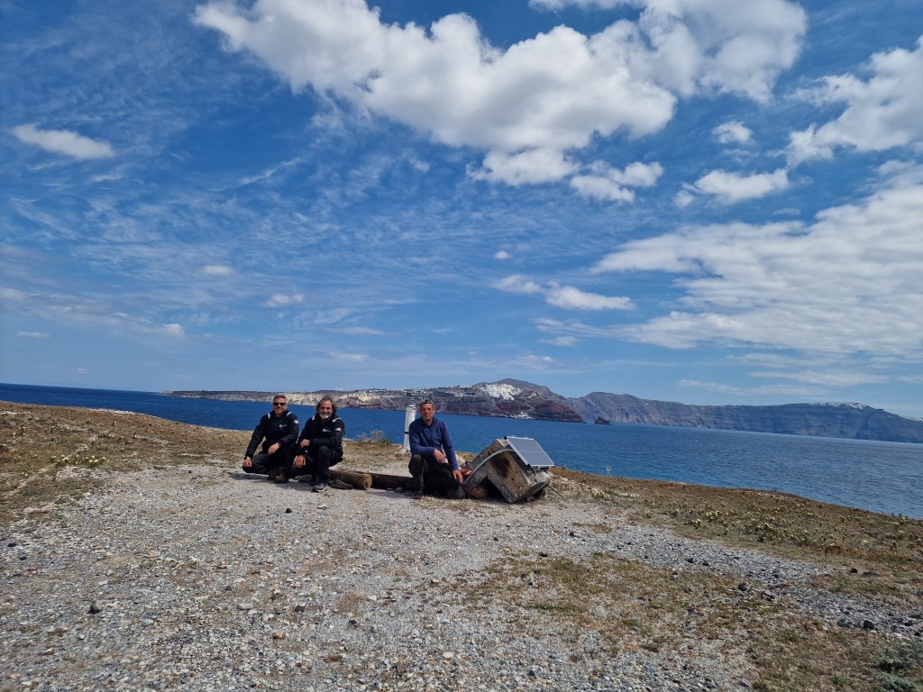 Fig. 11: Ultimo controllo mattutino alla stazione di Thirasia, installata la sera precedente... al buio - Last morning check at Thirasia station, installed the night before... in the darkness