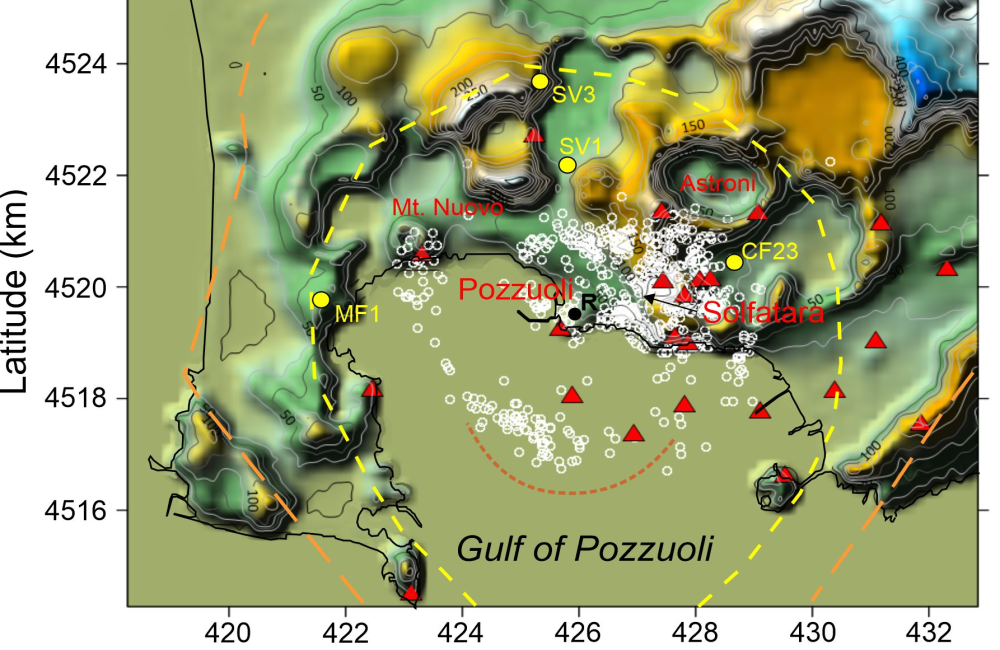 Mappa della caldera dei Campi Flegrei, con riportati i bordi della caldera (linee tratteggiate gialla e arancione), il confine morfologico del duomo risorgente (linea tratteggiata rossa), le stazioni sismiche (triangoli rossi) e gli epicentri dei terremoti (cerchi bianchi) registrati nel periodo 2020-giugno 2024 e ri-localizzati utilizzando un modello di velocità 1D.