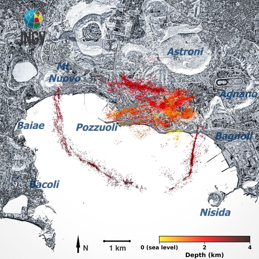 Figura 1 Mappa degli epicentri dei terremoti avvenuti tra gennaio 2022 e marzo 2025 nell’area Flegrea identificati e localizzati attraverso l’IA. I colori indicano la profondità dei terremoti come indicato nella palette dei colori. 