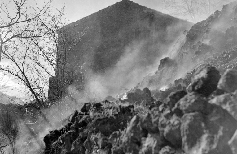 Fronte lavico nei pressi di Milo, novembre 1950, Foto di Fosco Maraini/Proprietà Gabinetto Vieusseux © Archivi Alinari, MFV-S-ET0303-0001