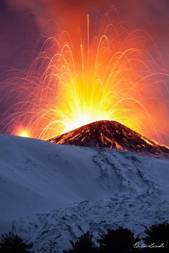 Figura 6: Spettacolare immagine dell’attività esplosiva del Cratere di Nord-Est nella serata del 27 dicembre 2025. A sinistra si vede anche l’attività, molto meno intensa, alla Voragine (Foto Fabrizio Zuccarello, guida vulcanologica).