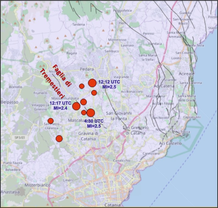 Figura 2 - Mappa epicentrale dei terremoti registrati il 17 e 18 novembre 2025; per le scosse più energetiche del 17 novembre, avvertite dalla popolazione, sono stati riportati anche l’orario e la magnitudo. In particolare, l’evento delle 12:12 UTC del 17 novembre, presenta una cinematica (meccanismo focale) di tipo trascorrente, con piano di faglia orientato NNO–SSE e movimento relativo destrorso. Questa dinamica è coerente con le faglie attive della zona (mappa estratta dal Catalogo Sismico dei terremoti etnei).