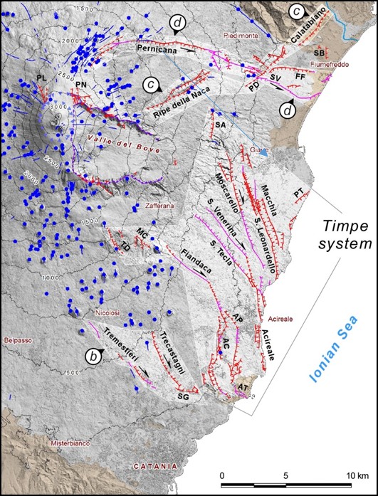 Figura 3 - Mappa strutturale del settore orientale dell’Etna; in rosso-viola, le faglie attive; in blu, i conetti vulcanici.