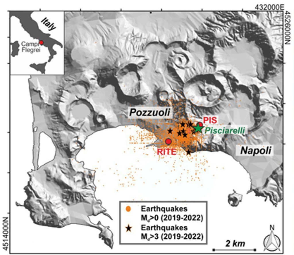 Figura 1 - Mappa della caldera dei Campi Flegrei che mostra la posizione del campo idrotermale di Pisciarelli (stella verde), con le stazioni GPS più vicine, PIS e RITE, insieme agli epicentri dei terremoti registrati nell’area tra il 2019 e il 2022 con magnitudo MD > 0 (punti arancioni) e MD > 3 (stelle nere).