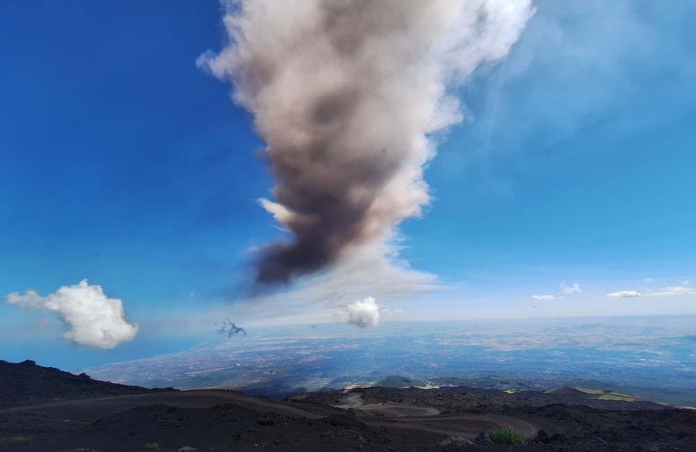 Copertina_La nube eruttiva il 5 luglio vista dall'alto versante sud. Sullo sfondo la citta di Catania (Foto S. Scollo)