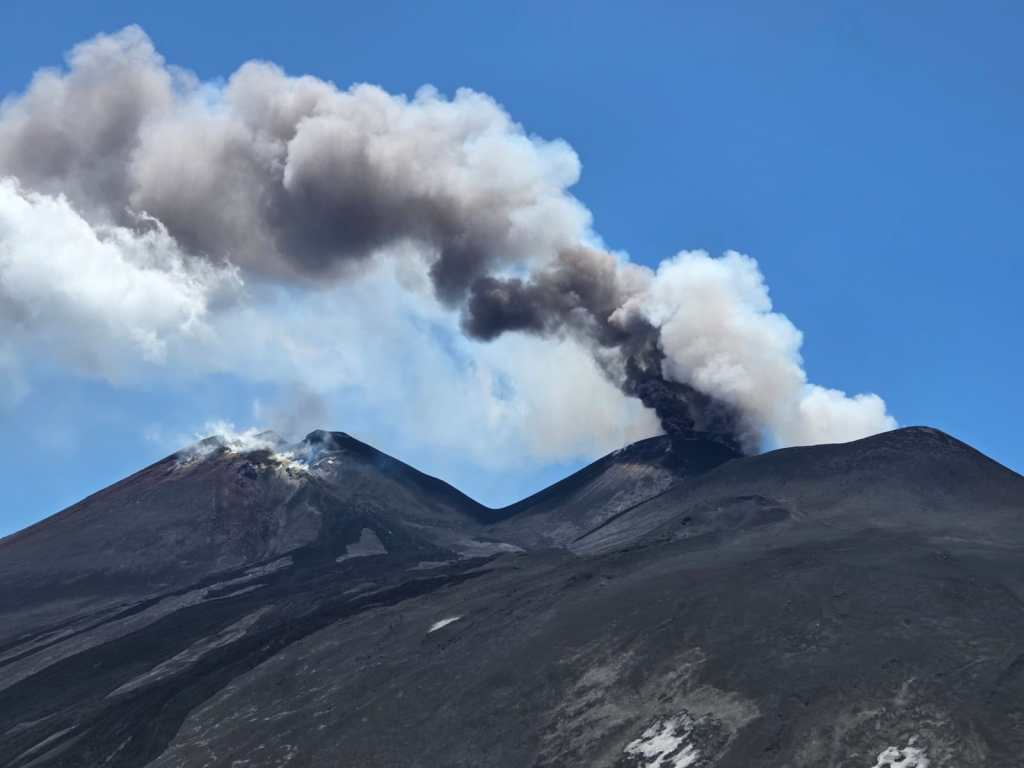 FIGURA 4 – L’attività eruttiva del Cratere Voragine fotografata da Pizzi Deneri la mattina del 5 luglio (foto S. Branca).