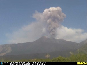 Figura - 1 Immagine tratta dalla telecamera di Monte Cagliato della rete di monitoraggio dell’INGV-OE, che mostra l’attività esplosiva in corso alla Voragine la mattina del 30 luglio.