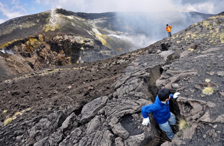 Rilevamento strutturale lungo fratture secche nella parte apicale dell’Etna, con misure di orientazione e apertura delle superfici di frattura. I segmenti esposti mostrano assetti estensionali coerenti con la deformazione sommitale e con l’allineamento delle fratture attive. (credits M. Neri)
